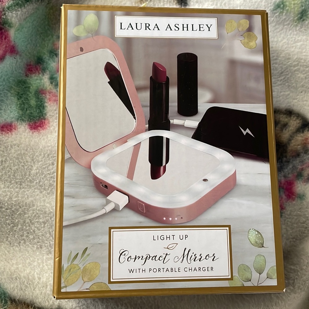 Light up compact mirror with potable chargeable.